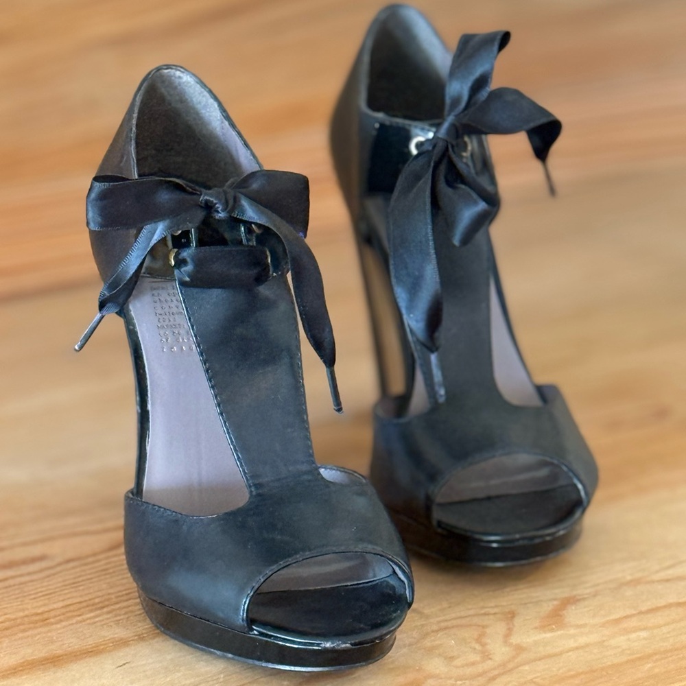 MRKT Size 7M Black Leather Platform Heels with Satin Bow